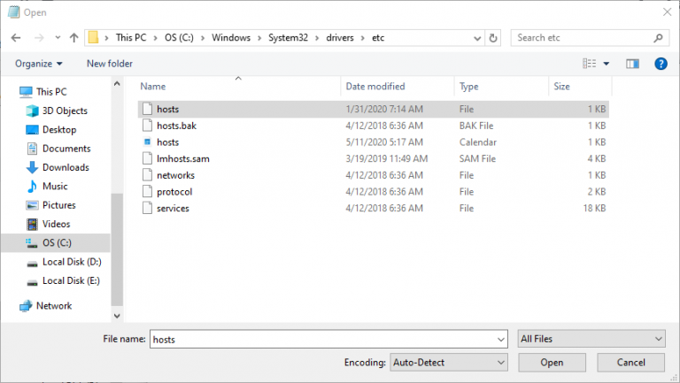 Abriendo el archivo de hosts en Windows.