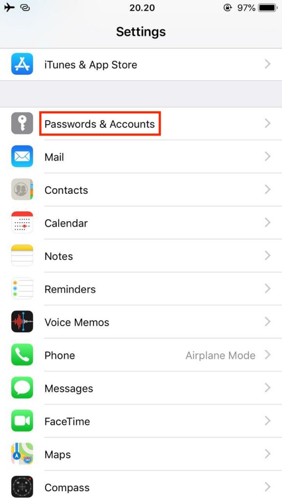 Sección de contraseñas y cuentas en la configuración de iOS